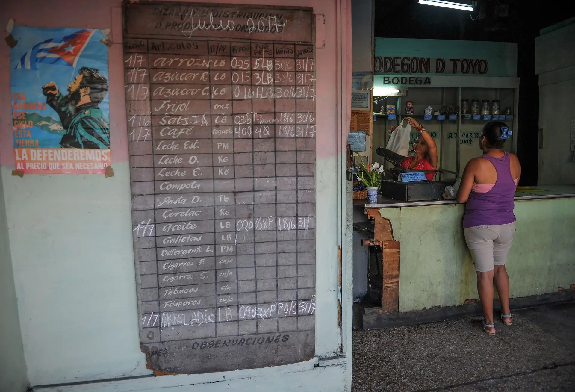 À entrada de uma mercearia de Havana, um quadro informa quais os produtos que podem ser comprados através da caderneta de racionamento