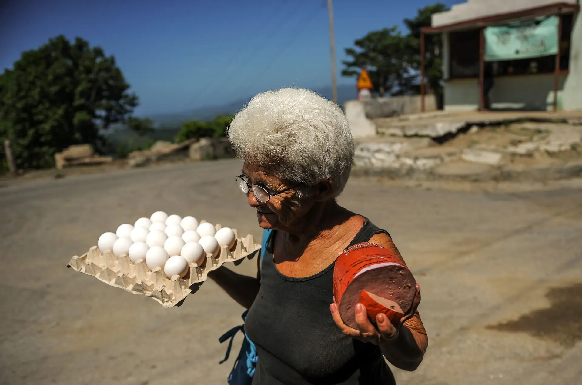 Esta cubana regressa a casa de mãos cheias, após abastecer-se numa ‘bodega’, em San Luis