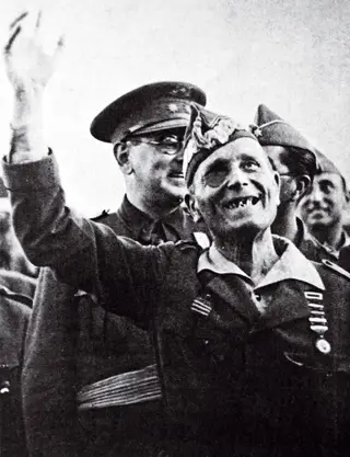 <span class="arranque"><span style="color:#8b8a7b">Memória</span></span> General Millán-Astray, autor do célebre grito, proferido na cerimónia onde se celebrava na Universidade de Salamanca o Dia da Raça: “Morra a intelectualidade traidora! Viva a morte!” <span class="creditofoto">Universal History Archive via Getty Images</span>