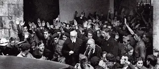 <span class="arranque"><span style="color:#8b8a7b">Memória</span> </span>Miguel de Unamuno (de óculos e barba branca), reitor da Universidade de Salamanca, a sair do edifício onde se celebrava o Dia da Raça, em 1936. “Este é o templo da inteligência e eu sou o seu sumo sacerdote. Vencer não é convencer. Para convencer há que persuadir e para persuadir necessitaríeis de algo que vos falta: razão e direito na luta”, terá dito aos militares <span class="creditofoto">D.R.</span>