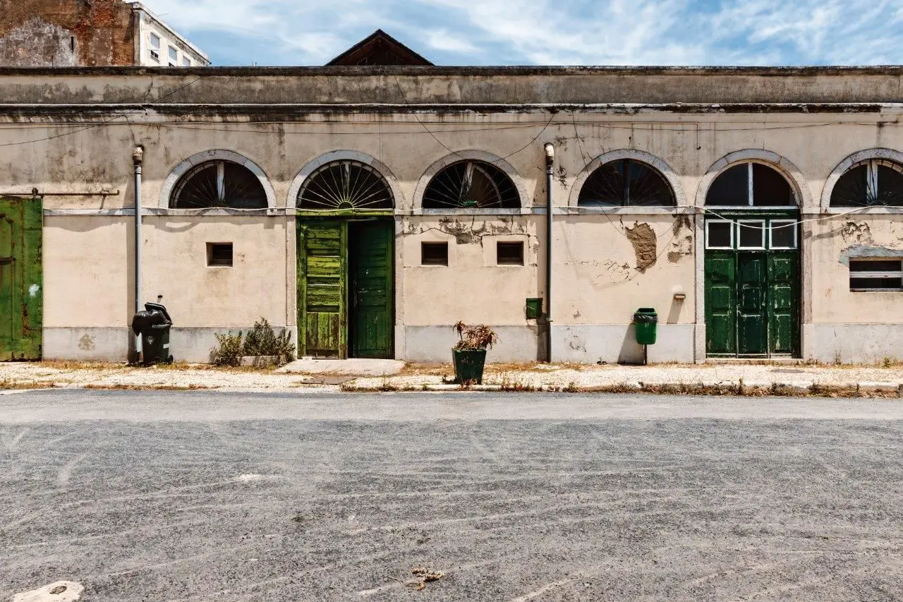 Edifício em ruínas da antiga Manutenção Militar