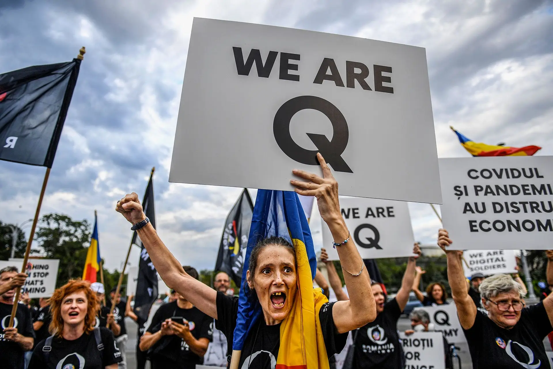 Apoiantes do movimento QAnon na Roménia contra as medidas de combate à covid