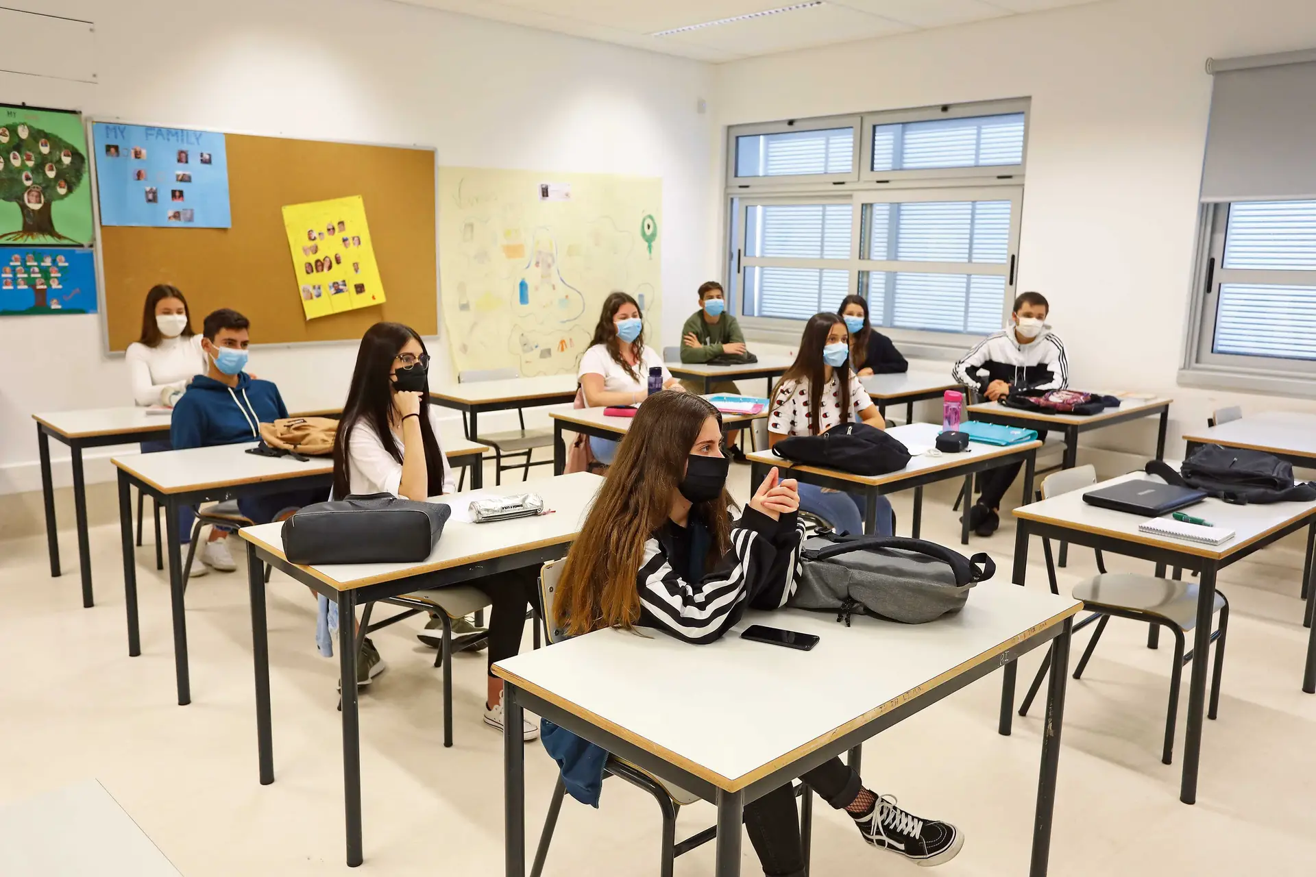 Baixas médicas, reformas e saídas para outras escolas: faltam cada vez mais professores