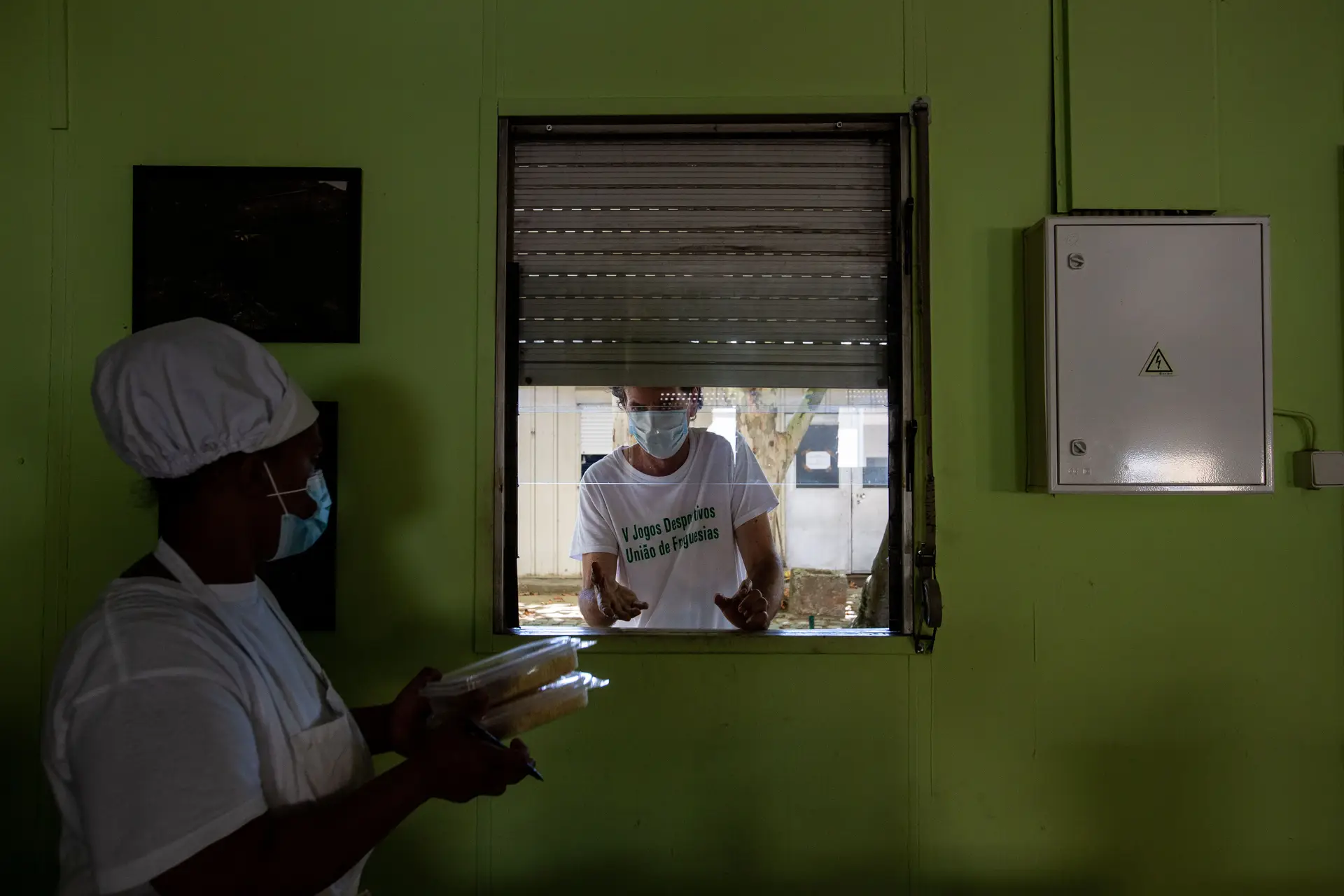 A reinserção na sociedade dos ex-reclusos é muitas vezes um processo conturbado. Com a pandemia, tornou-se ainda mais difícil