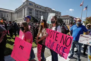 Milhares de pessoas, sobretudo jovens mulheres, marcharam por várias cidades dos EUA, entre elas a capital Washington