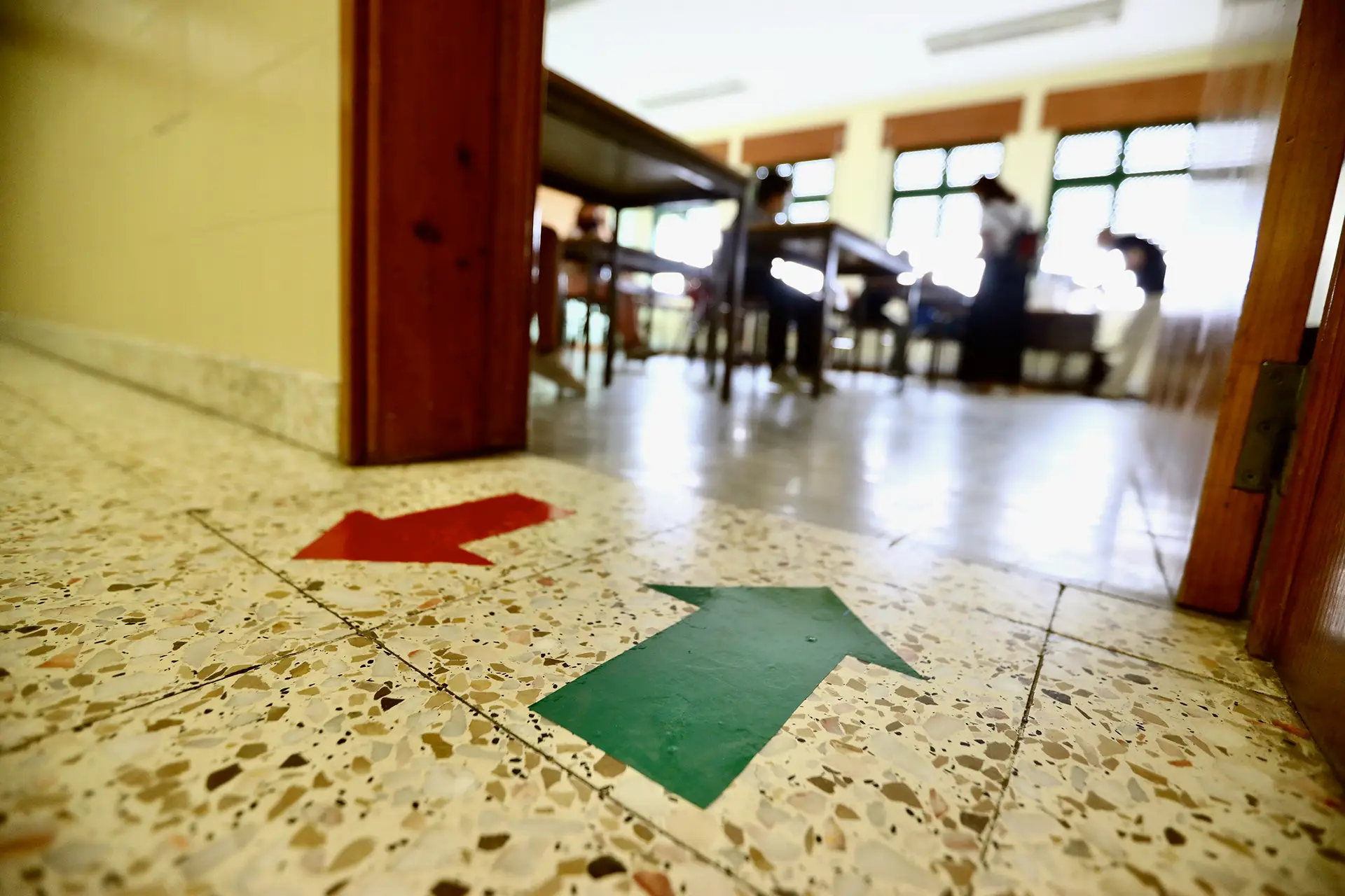 Para evitar e controlar a propagação do novo coronavírus, as escolas foram obrigadas a definir regras novas de convivência e presença nos vários espaços