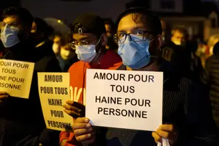 Homenagens oficiais ao professor degolado e manifestações pela liberdade de expressão e contra o terrorismo prosseguem hoje em Paris