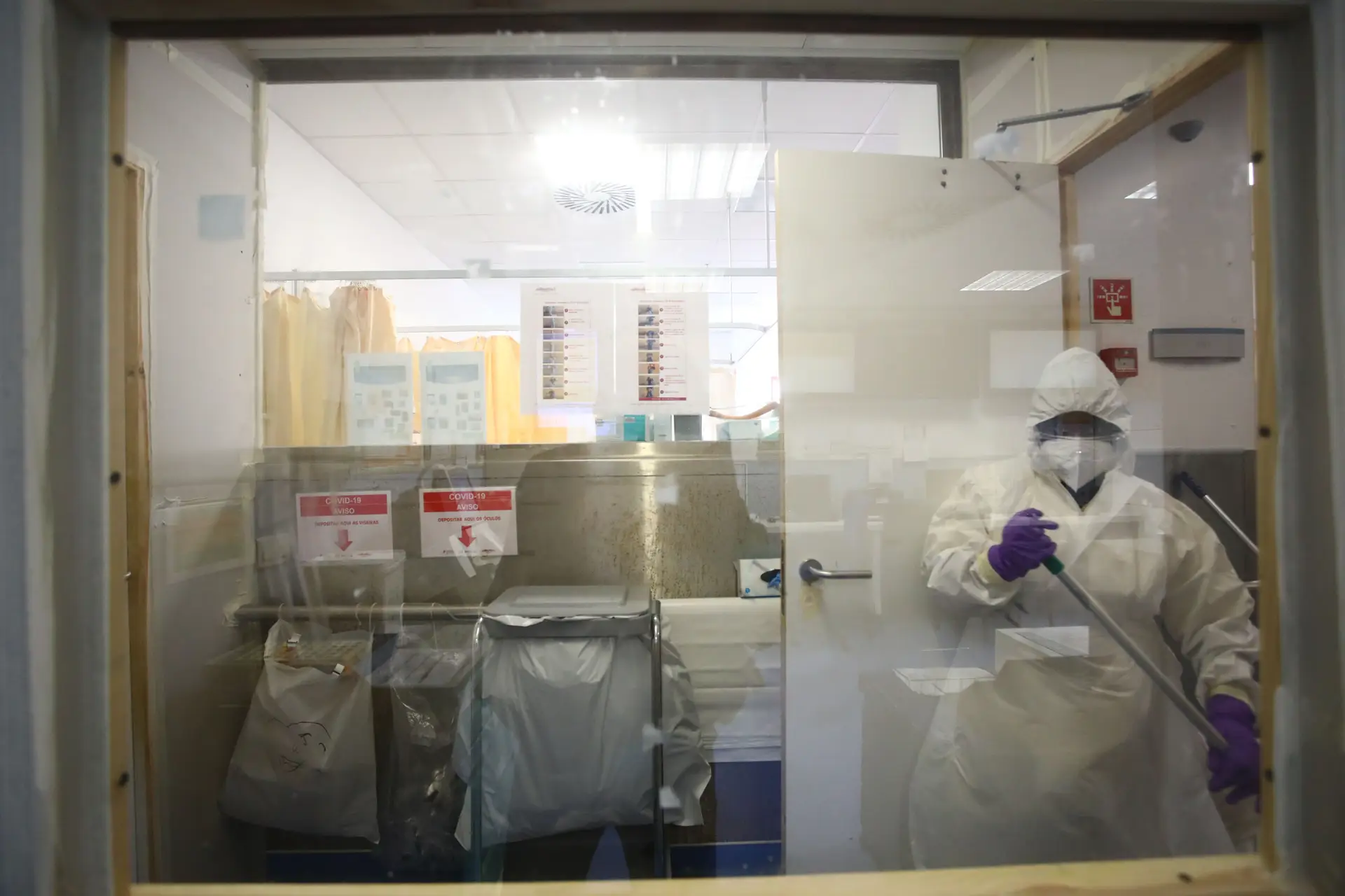 Hospital Amadora-Sintra está a transferir doentes para o norte do país, como forma de prevenir o previsível aumento de doentes internados com covid-19
