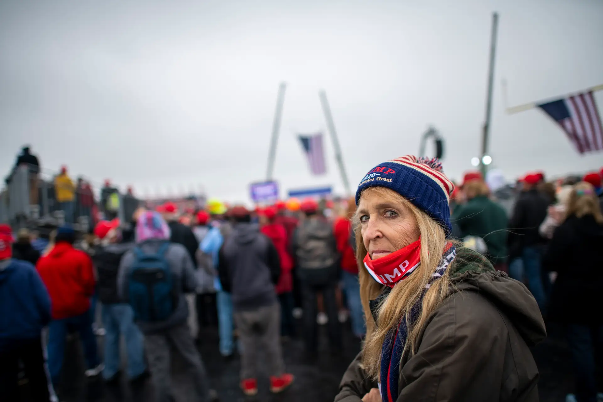 Apoiantes de Donald Trump num comício em Lititz, Pensilvânia, esta segunda-feira. Este estado é um dos principais campos de batalha das eleições, tendo Trump vencido em 2016 por uma margem de apenas 44.000 votos, num universo de mais de seis milhões
