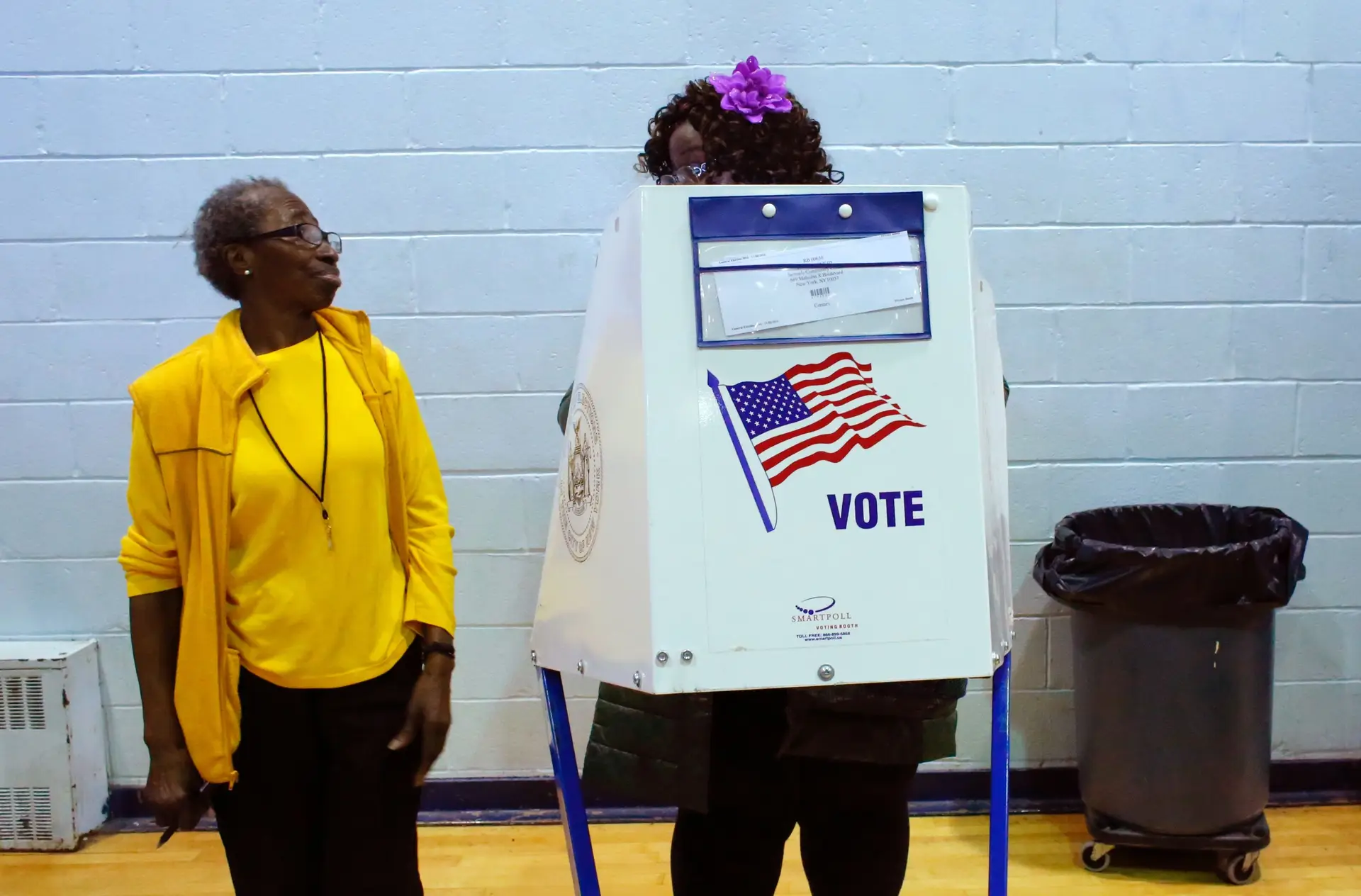 Uma mesa de voto no Samuels Community Center, em Harlem, Nova Iorque, na eleição presidencial de 2016