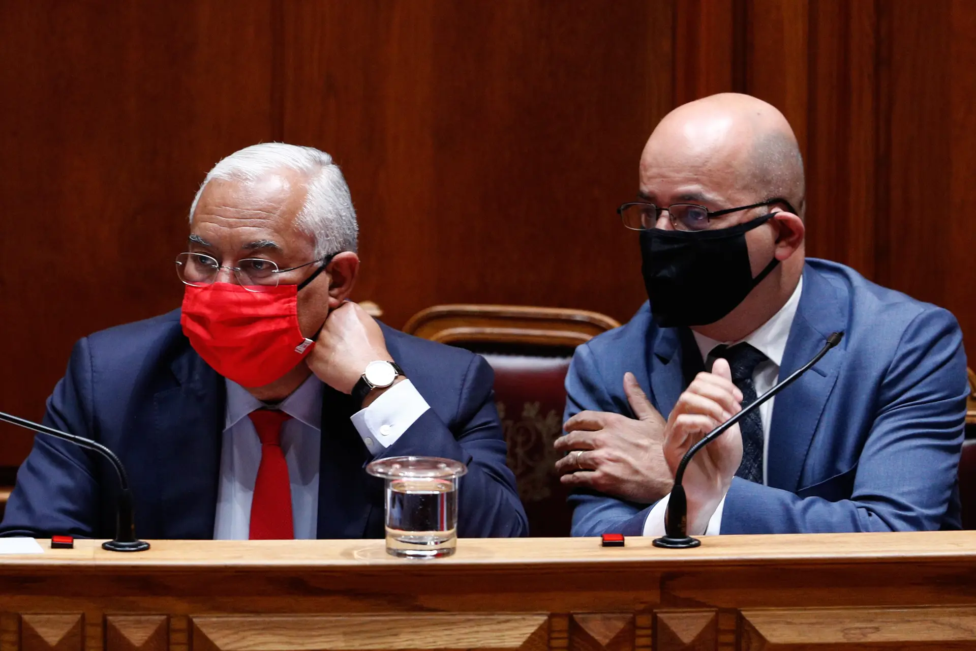O primeiro-ministro, António Costa, ladeado pelo ministro de Estado e das Finanças, João Leão, durante o debate parlamentar de discussão na generalidade do Orçamento do Estado para 2021