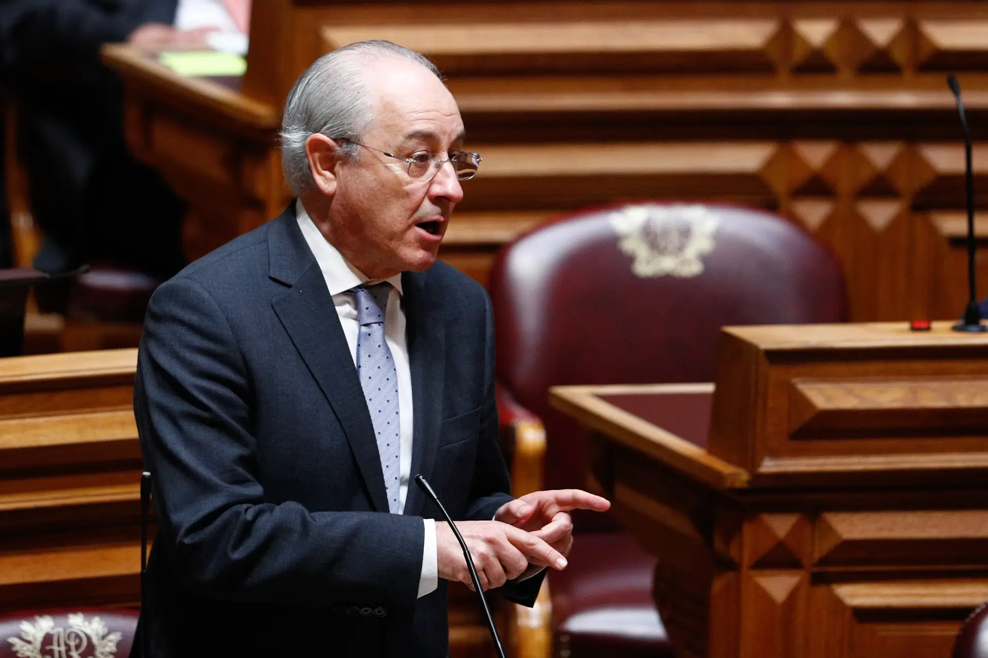 O presidente do PSD, Rui Rio, numa discussão no Parlamento