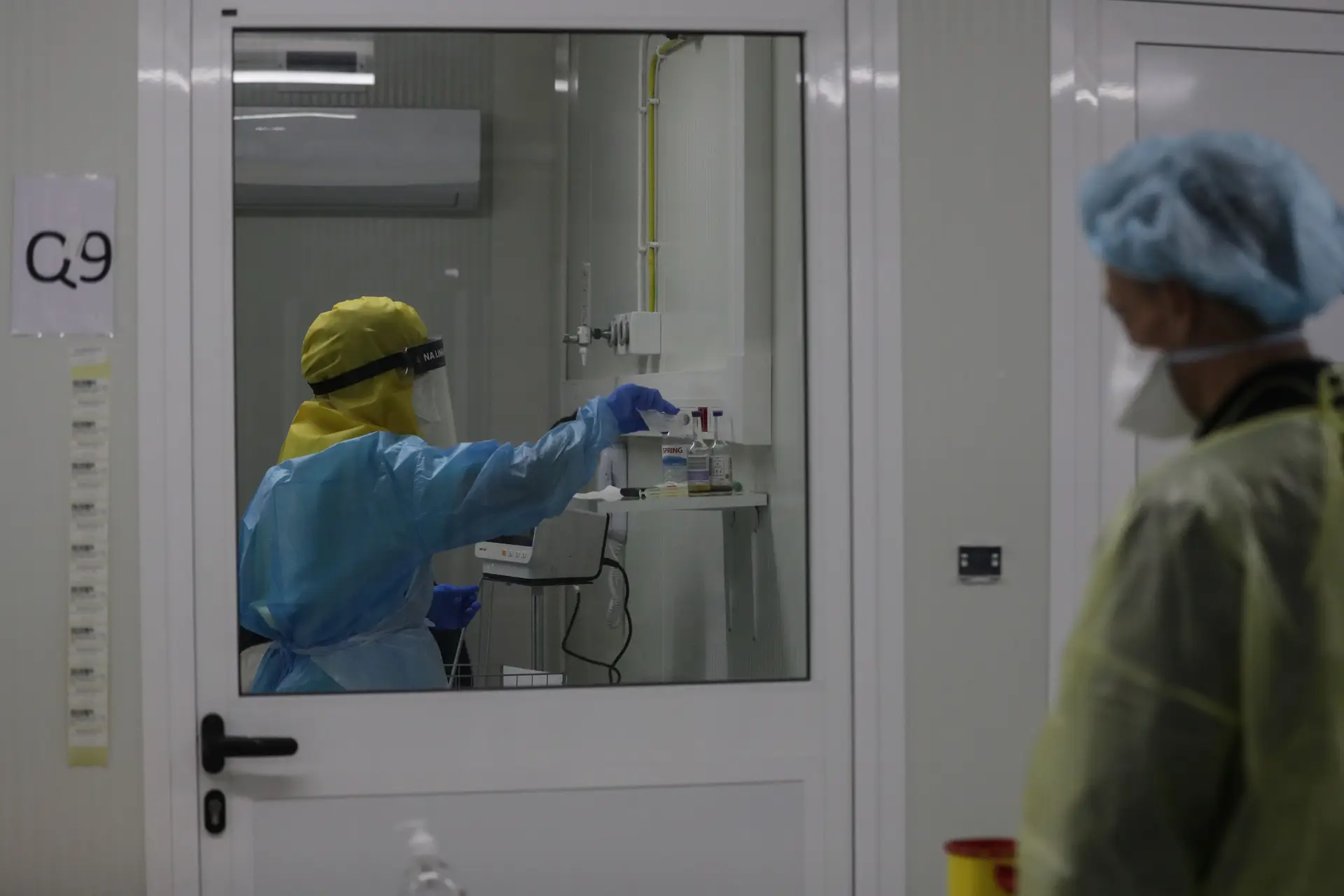 Covid-19: Hospital de Santa Maria quase esgotou cuidados intensivos, mas pode duplicar capacidade
