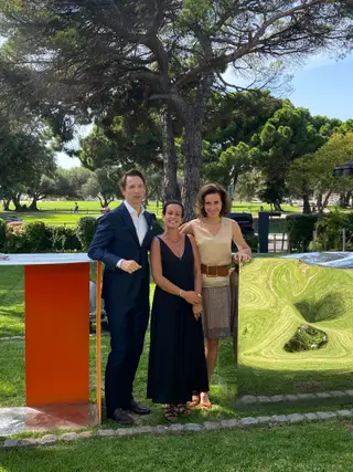 O casal Mathilde e Bertrand Thomas, fundadores da Caudalie, com a diretora-geral da Caudalie Portugal, Madalena Gusmão (ao centro)