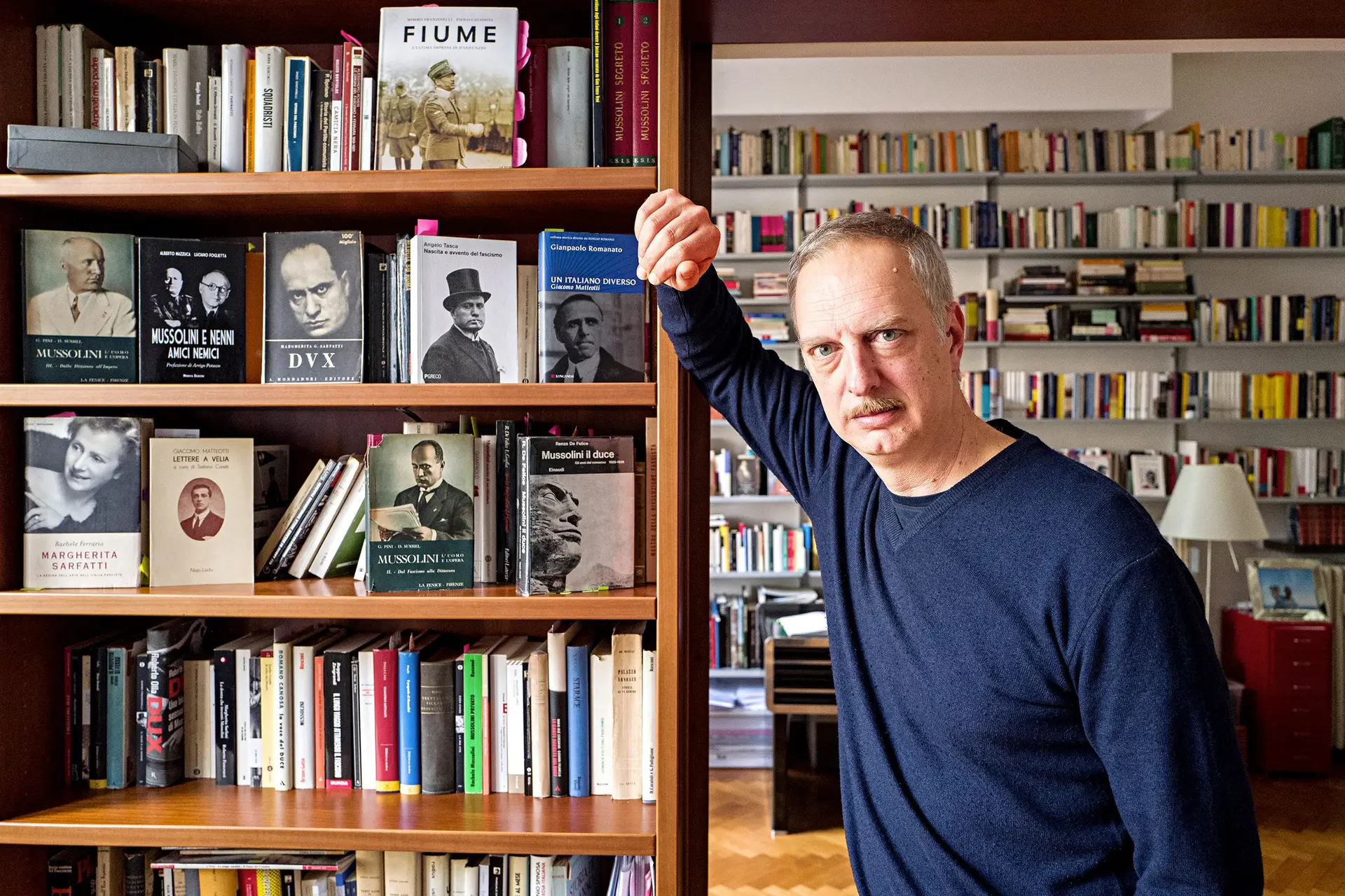 Antonio Scurati (n. 1969) licenciou-se em Filosofia na Universidade de Milão e doutorou-se em Teoria e Análise de Texto na de Bérgamo. Hoje, é professor na Universidade Livre de Línguas e Comunicação de Milão