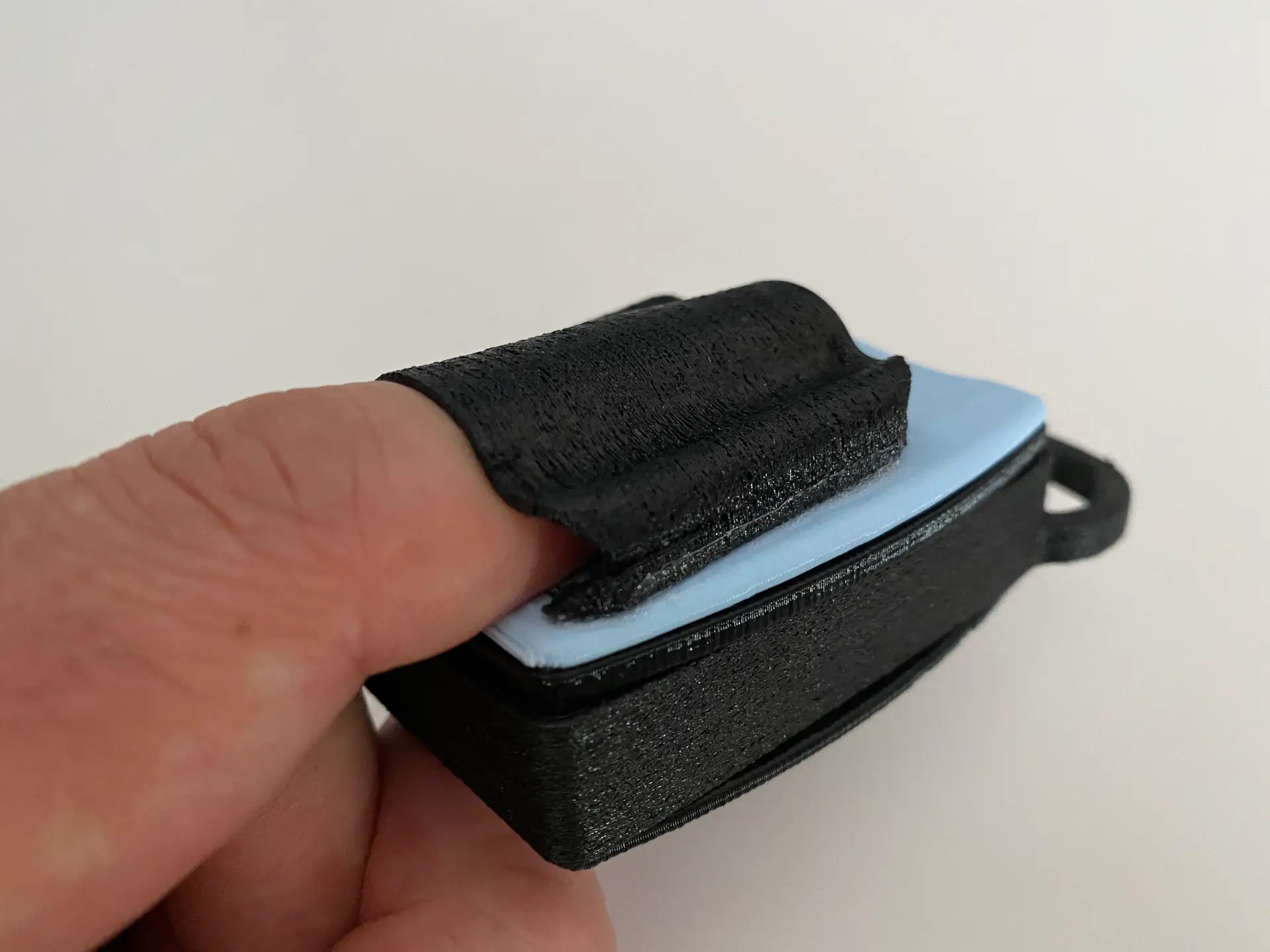 O dispositivo criado durante o e-Covig está apto a medir frequência cardíaca e níveis de oxigénio no sangue