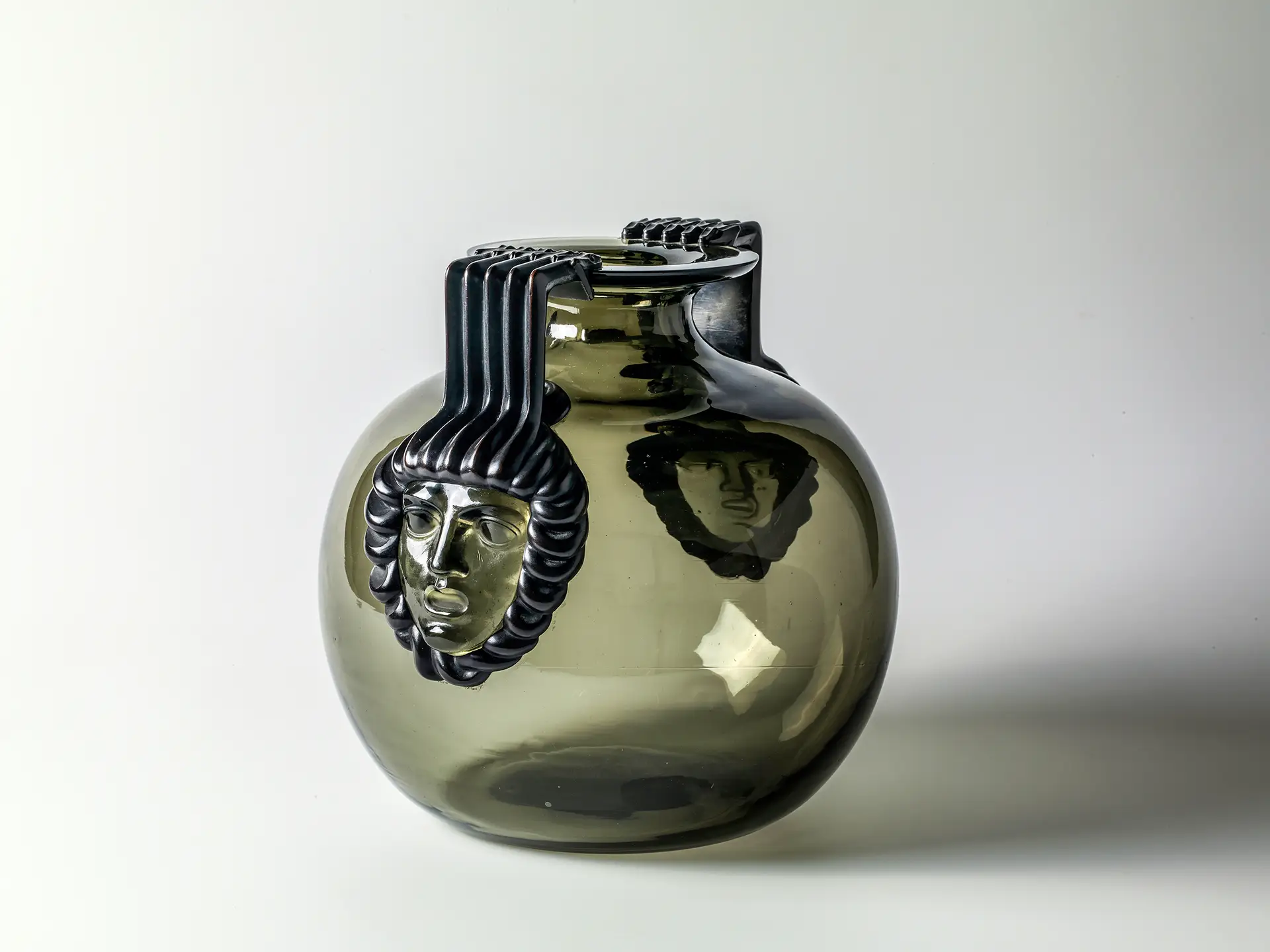 René Lalique, Vaso Cluny. França, 1925. Vidro soprado e moldado e bronze. Museu Calouste Gulbenkian