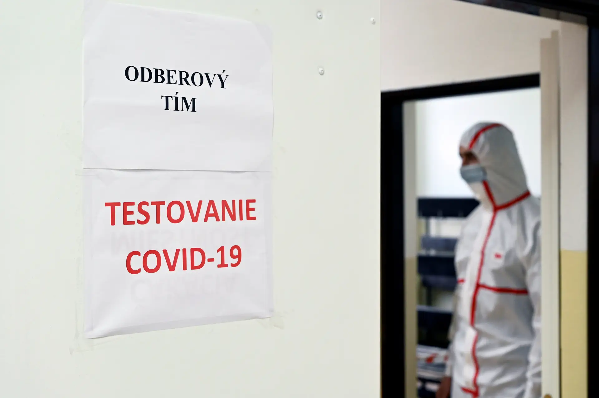 Cerca de cinco mil postos de rastreio foram abertos na Eslováquia para efectuar testes rápidos este fim de semana.