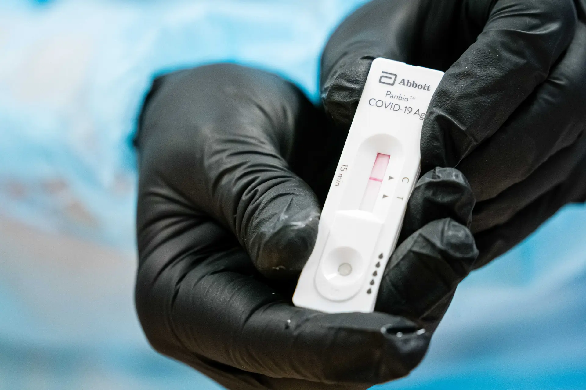 Covid-19: Testes rápidos podem ser exigidos nas escolas e nas chegadas aéreas
