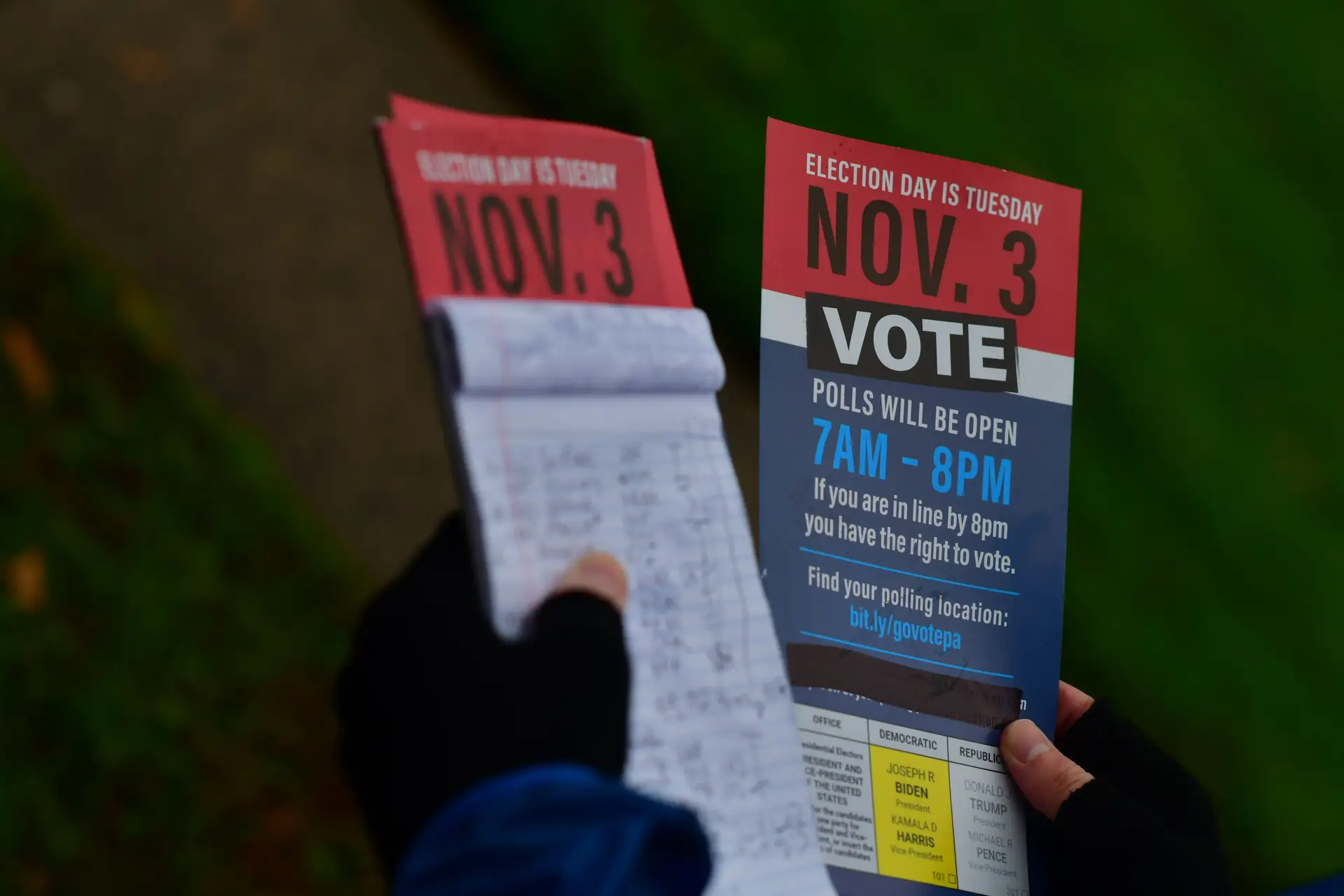 Voluntários da campanha democrata distribuem panfletos em Lansdowne, na Pensilvânia, apelando ao voto, nas eleições presidenciais de 3 de novembro 