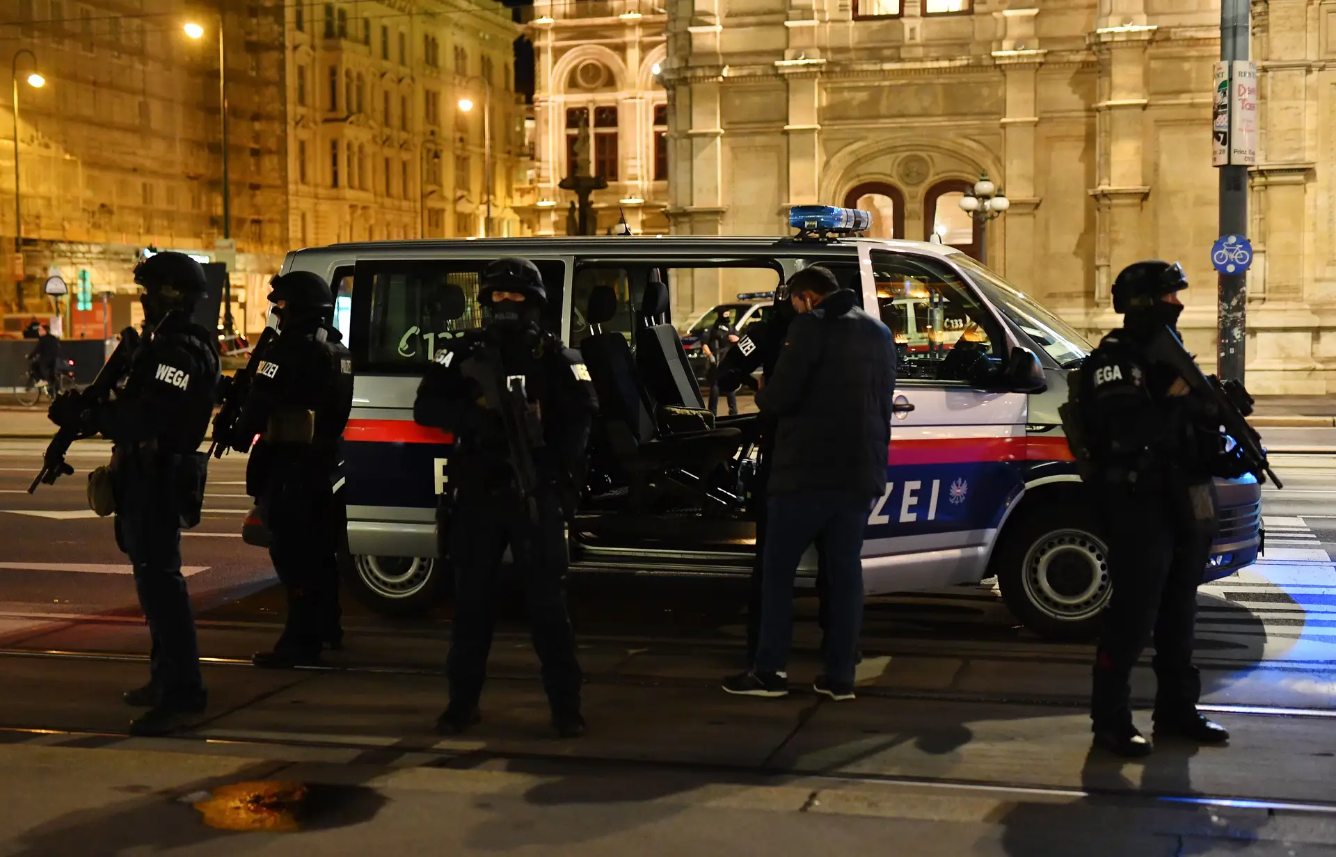 Ataque em Viena faz pelo menos um morto e vários feridos, há registo de seis tiroteios na cidade