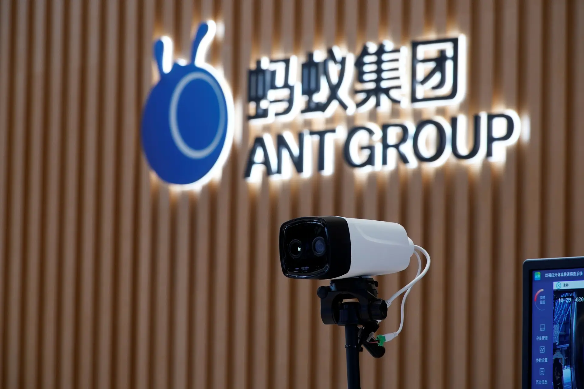 A oferta pública inicial do Ant Group, prevista para esta quinta-feira, acabou por ser suspensa pelos reguladores chineses.