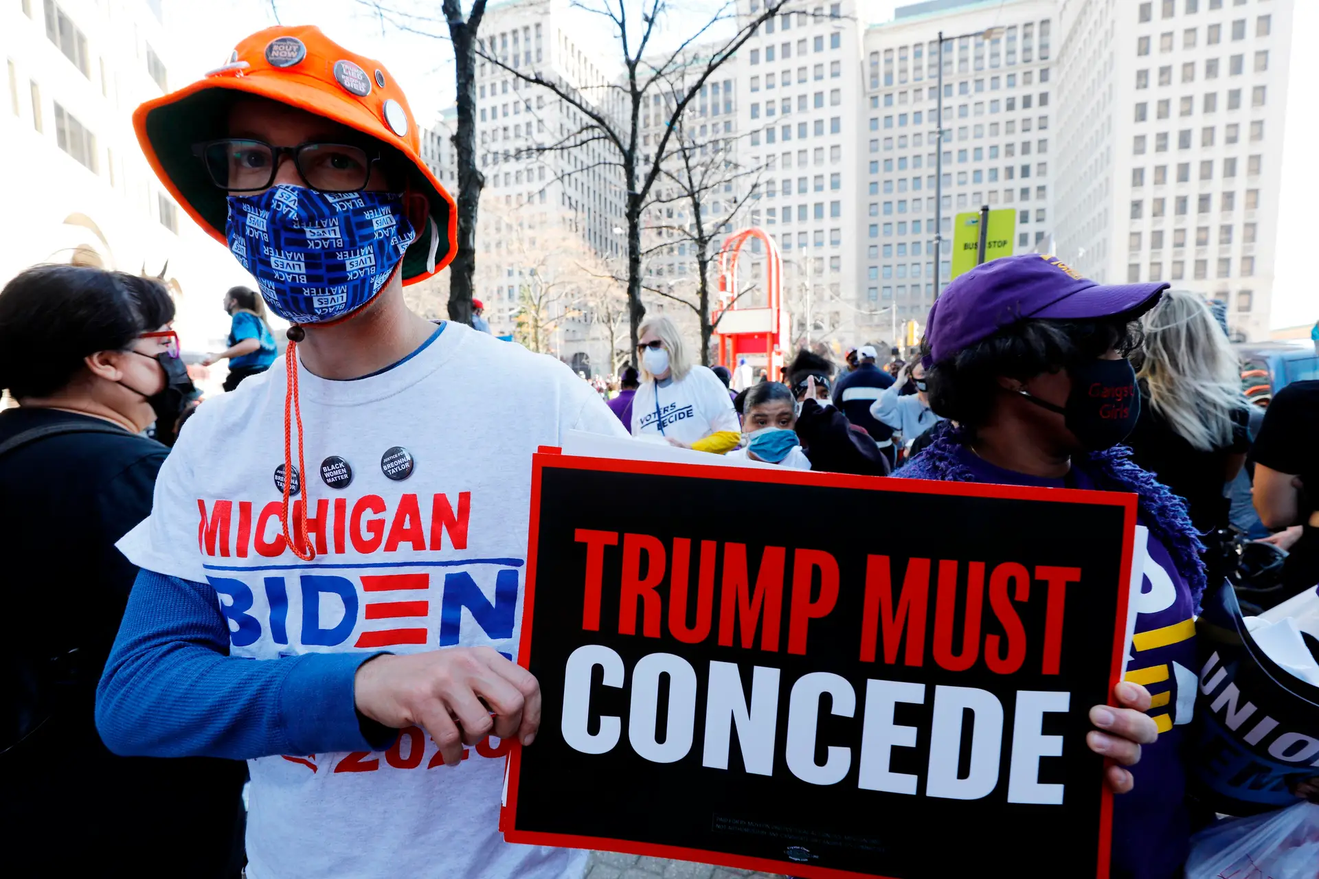 EUA. Republicanos recuam e chegam a acordo com democratas para certificar resultado eleitoral no Michigan