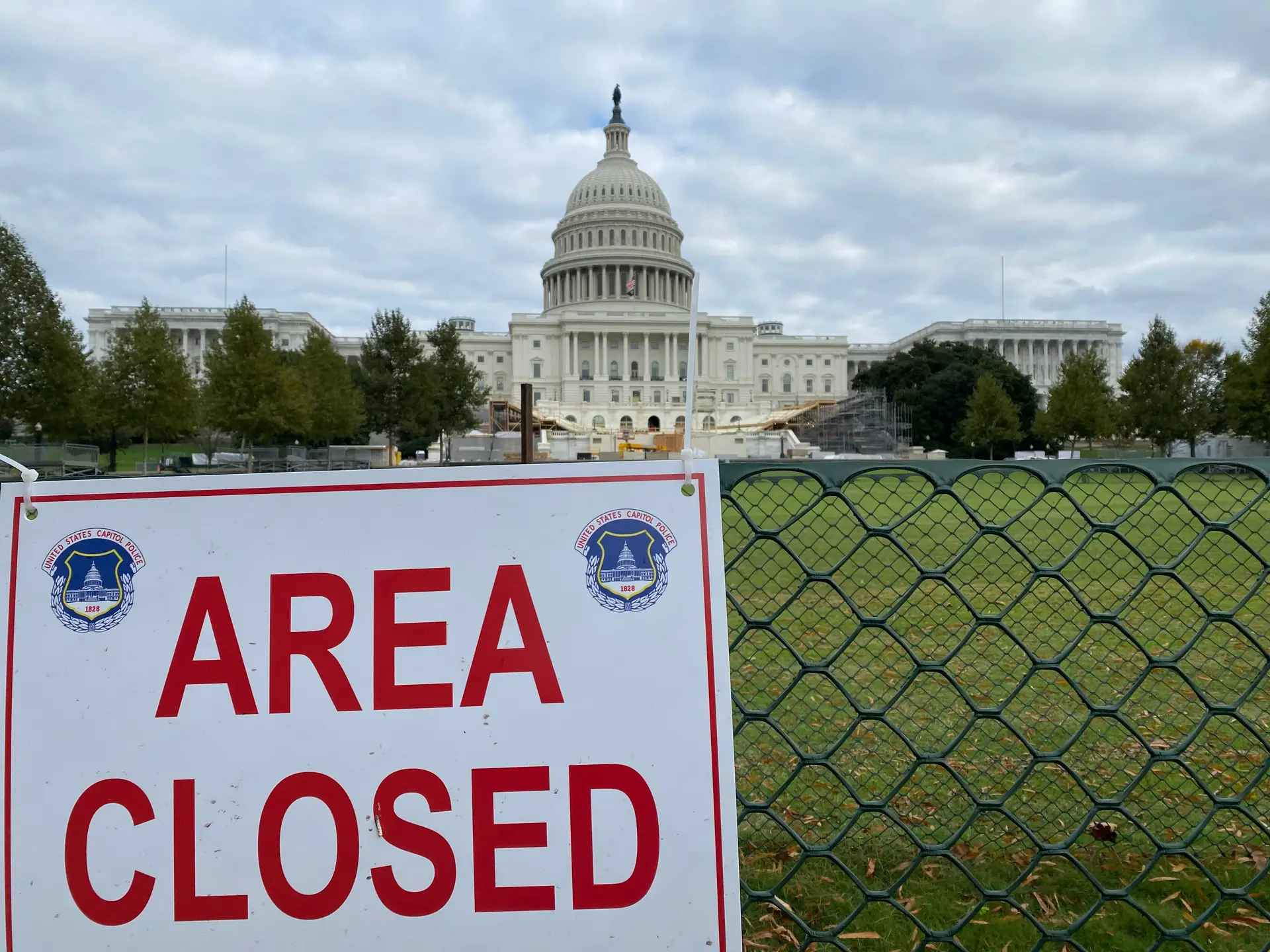 As bancadas para o público da tomada de posse já estão em construção na escadaria do Capitólio, em Washington. A data está marcada. Só falta vontade de diálogo do Presidente que sai com o que aí vem