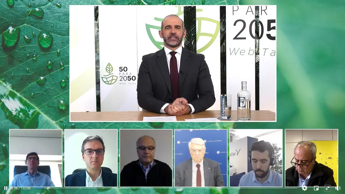 João Moleira, da SIC, voltou a estar aos comando do debate digital que, esta manhã, juntou Tiago Farias, Miguel Feliciano Gaspar, Luís de Picado Santos, Carlos Barbosa, Bruno Borges e Carlos Humberto de Carvalho (da esquerda para a direita)