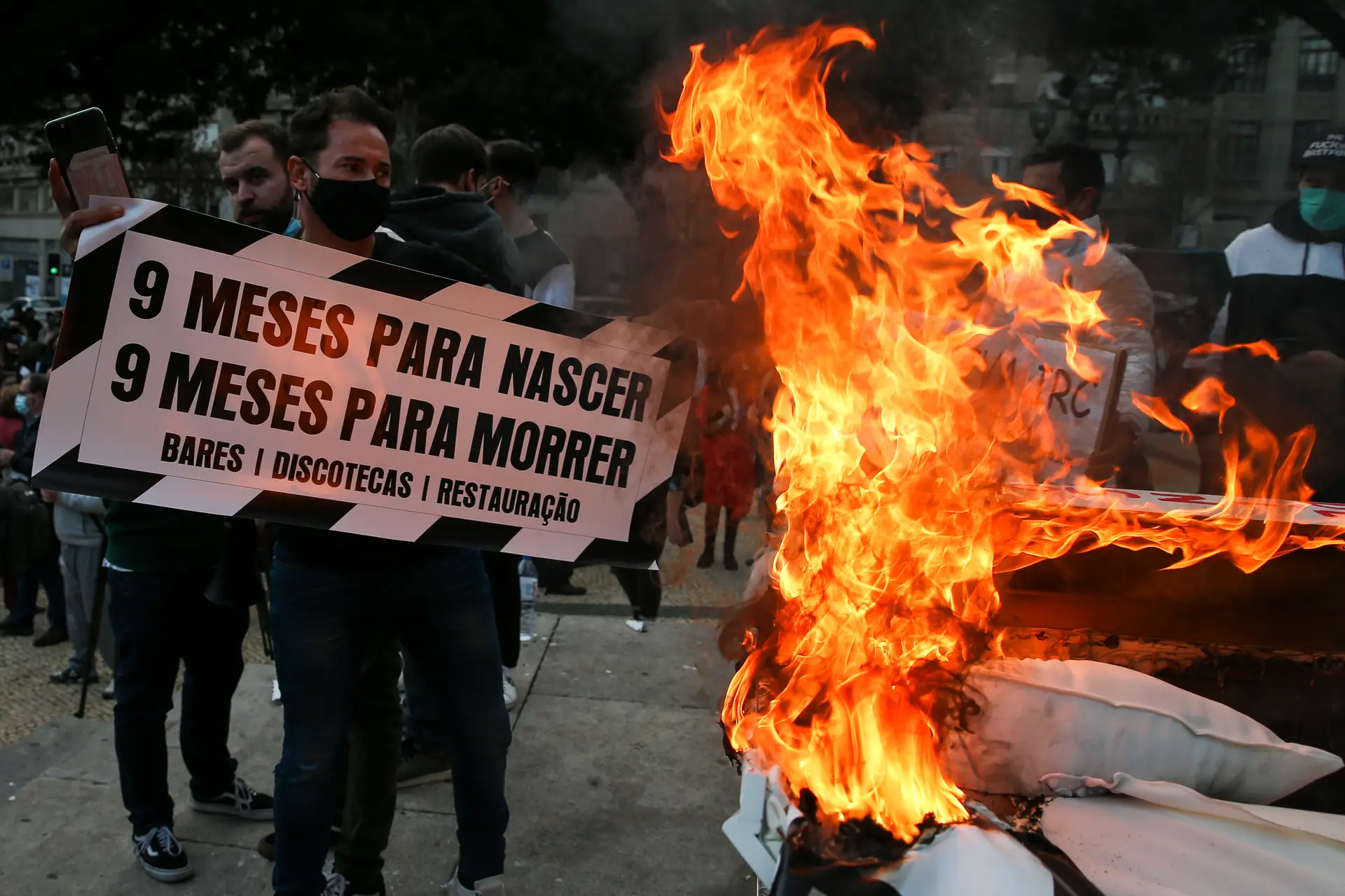 “Sem bares e discotecas há 8 meses mas o Costa não pára de nos dar baile”: a história da manif que acabou em confrontos com a polícia