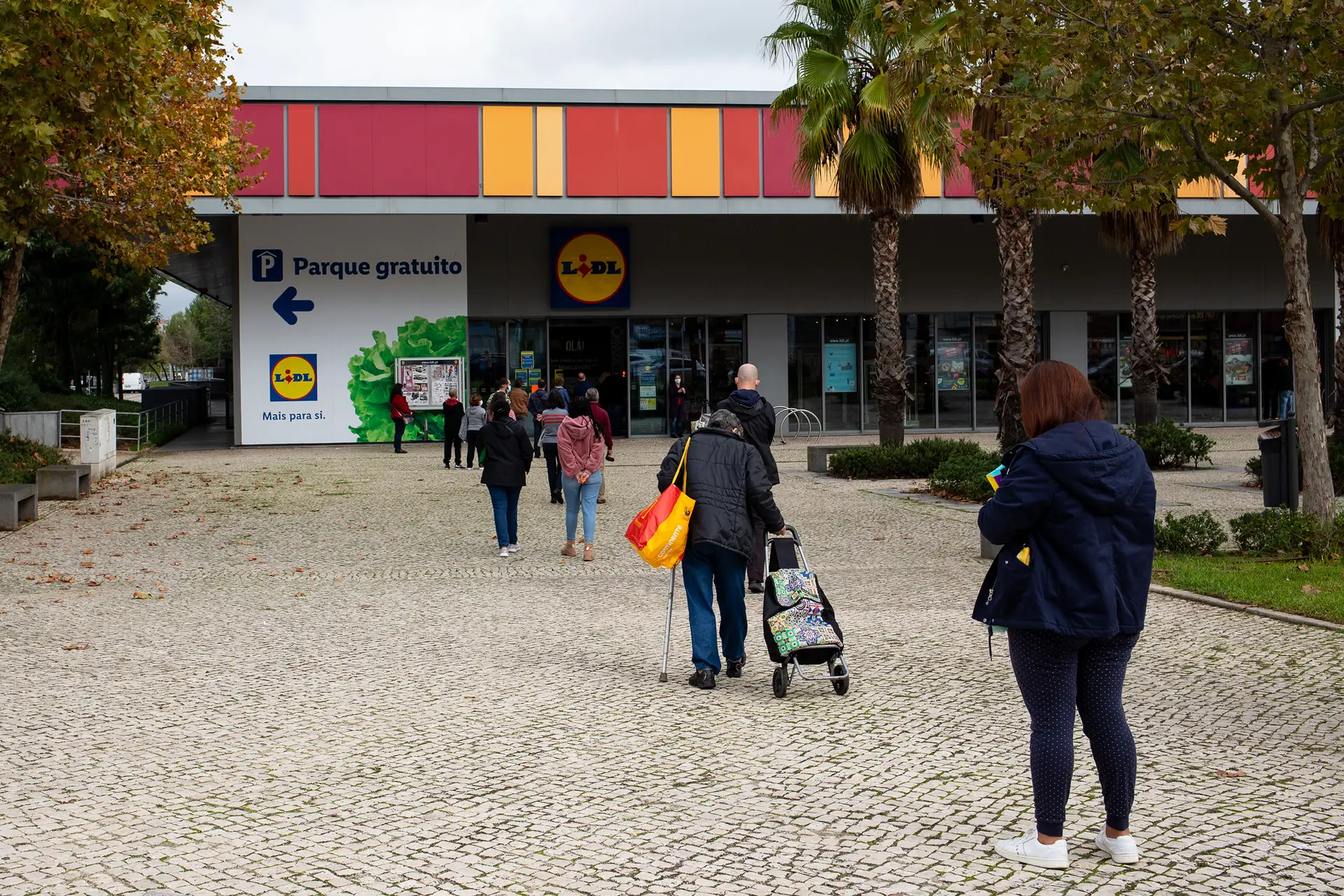 Sábado de contrastes: dos supermercados cheios às ruas vazias no recolher obrigatório (fotogaleria)