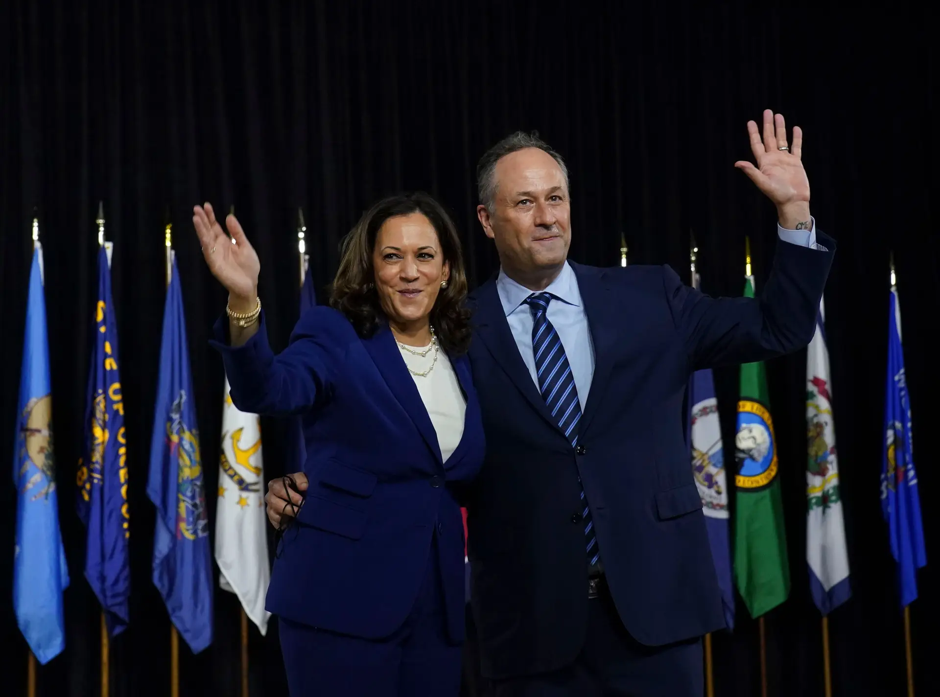 Doug Emhoff acompanha a mulher, no momento em que Kamala Harris foi apresentada como candidata democrata à vice-presidência, a 12 de agosto, em Wilmington, Delaware
