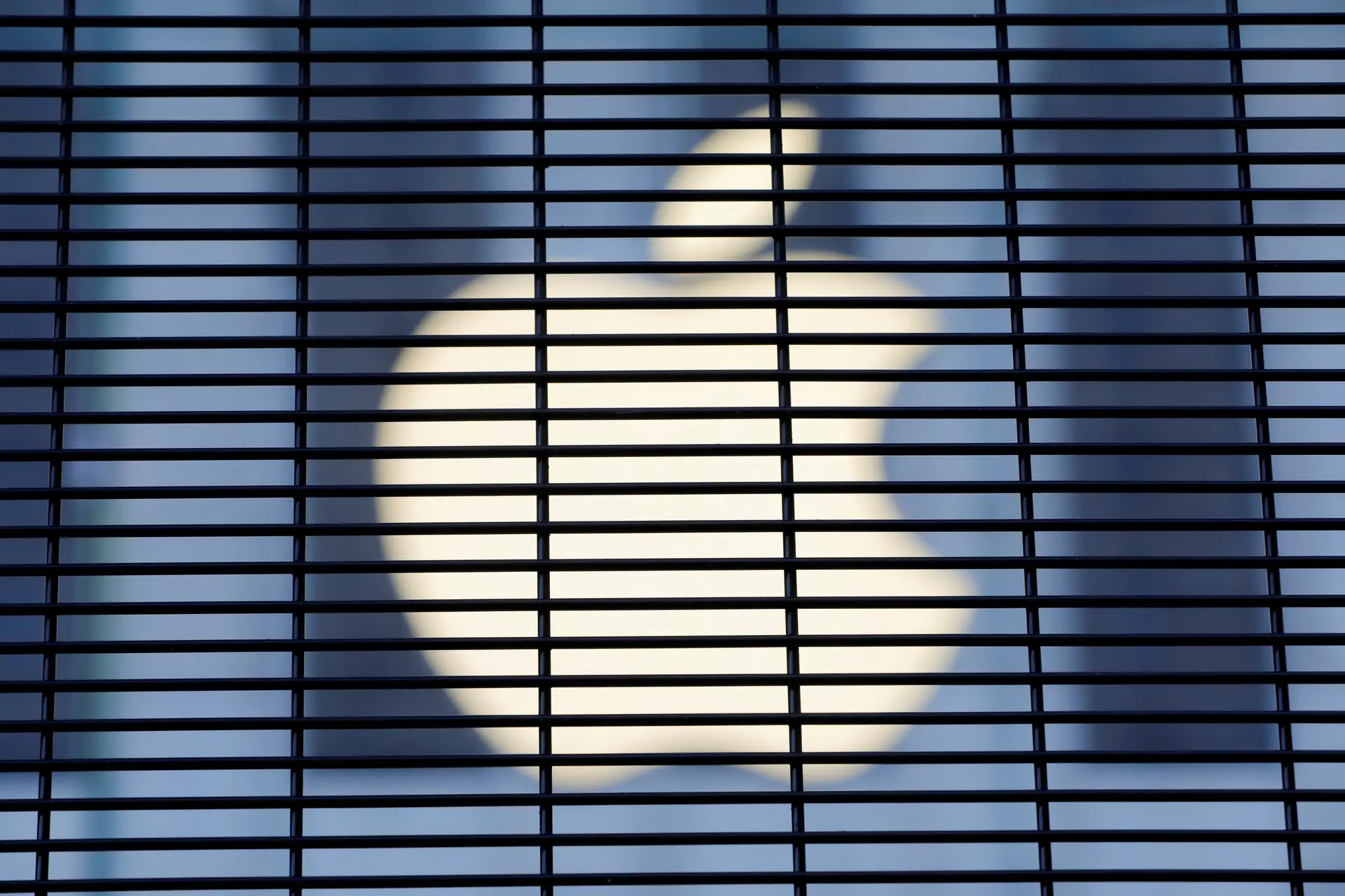 Bruxelas ameaça Apple com multa por alegado abuso de posição dominante com a App Store