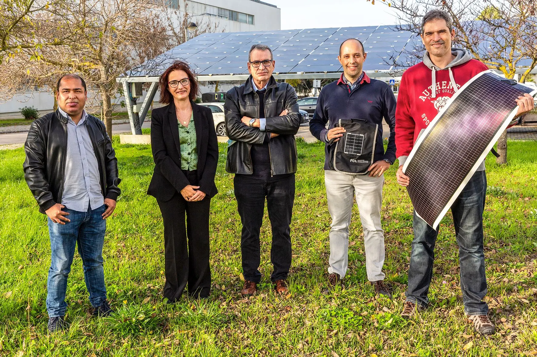 Sirazu Haque, Elvira Fortunato, Rodrigo Martins, Manuel Mendes e Hugo Águas, da equipa da UNL, mostram a invenção