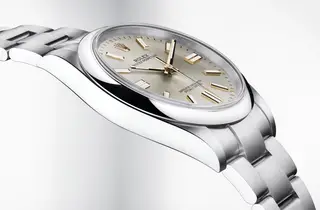 O Oyster Perpetual 41 (€5.350) tem a luneta abaulada, elementos acetinados na parte superior, cantos polidos e ponteiros revestidos por um material que emite uma luz ténue no escuro