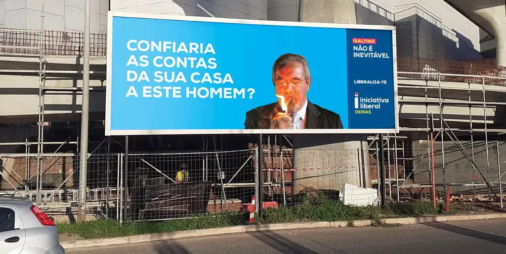 Retirado cartaz em Oeiras que questionava gestão de Isaltino. Iniciativa Liberal já apresentou queixa
