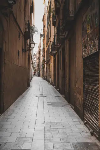 Ruas desertas passaram a ser o cenário dominante em Barcelona, onde a paragem da covid-19 está a gerar uma crise económica sem paralelo