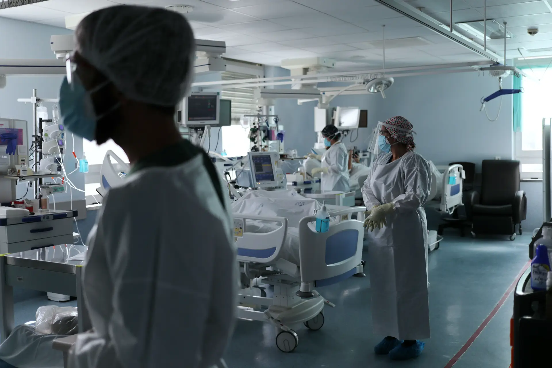 Quase 400 infetados com covid-19 morreram em casa