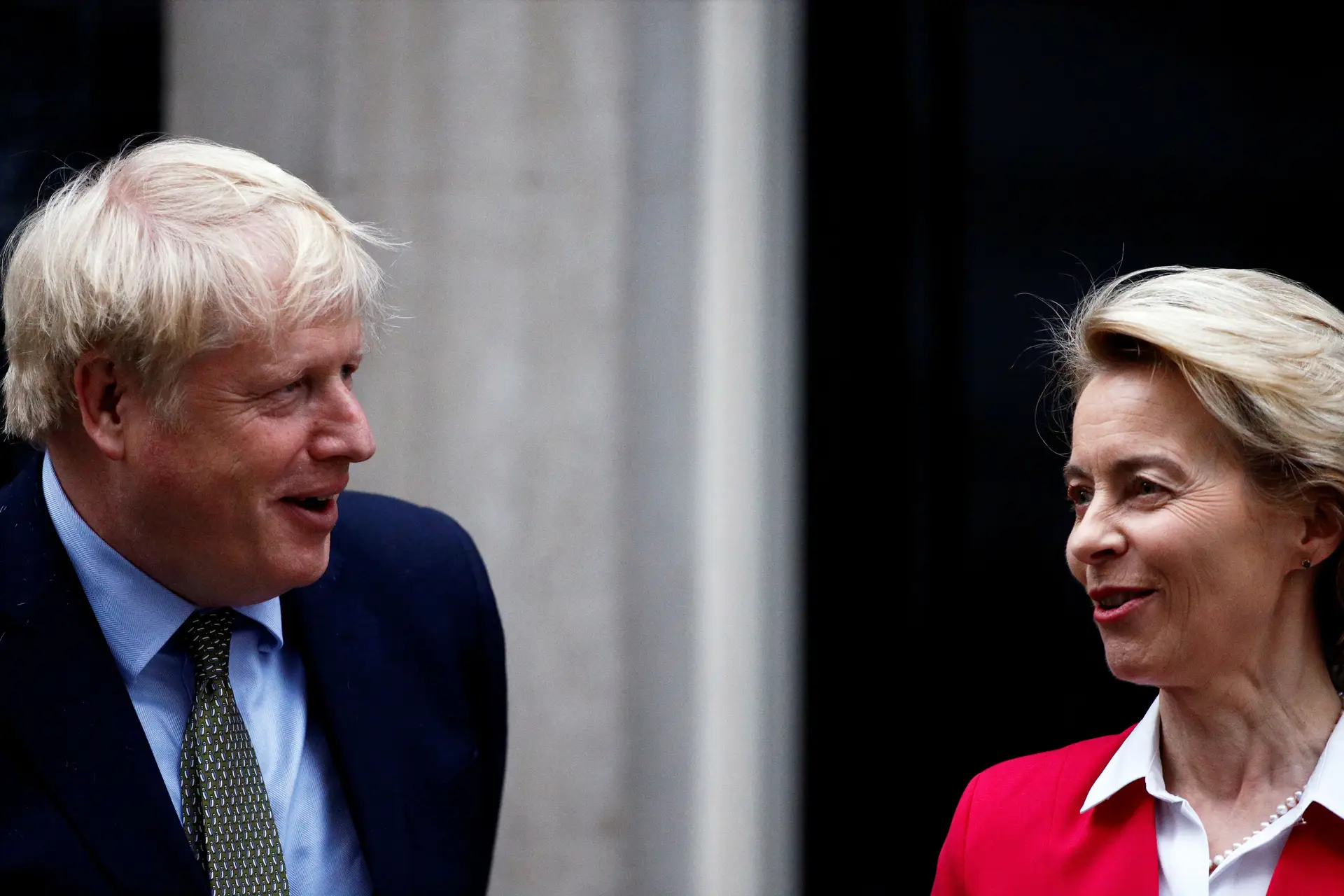 Boris Johnson e Ursula von der Leyen num encontro em Londres, em janeiro passado. Esta quarta-feira ao jantar é a presidente da Comissão Europeia que joga em casa
