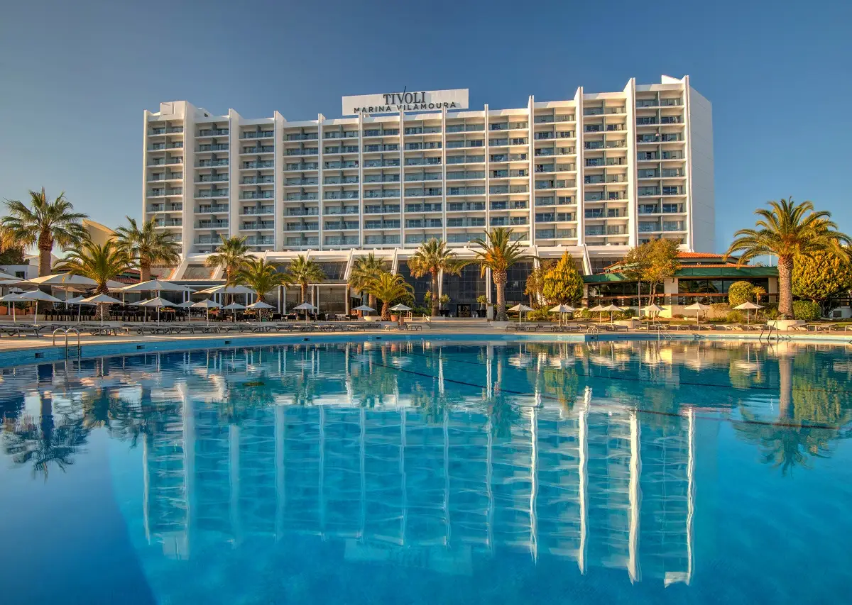 O hotel Tivoli Marina, em Vilamoura, faz parte da lista de hotéis portugueses recomendados pelo guia de viagens de luxo