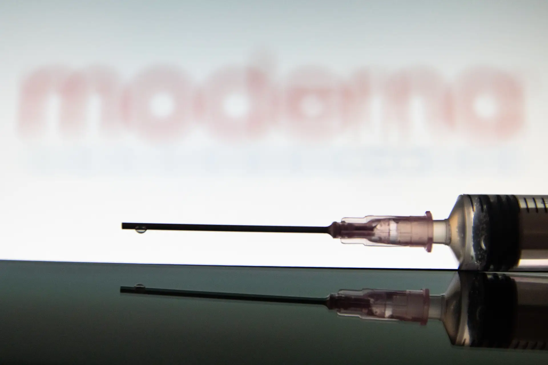 Vacina da Moderna deverá ser a segunda a ser aprovada nos Estados Unidos, depois da da Pfizer-BioNTech. É mais um passo para solucionar um “momento presente de urgência”