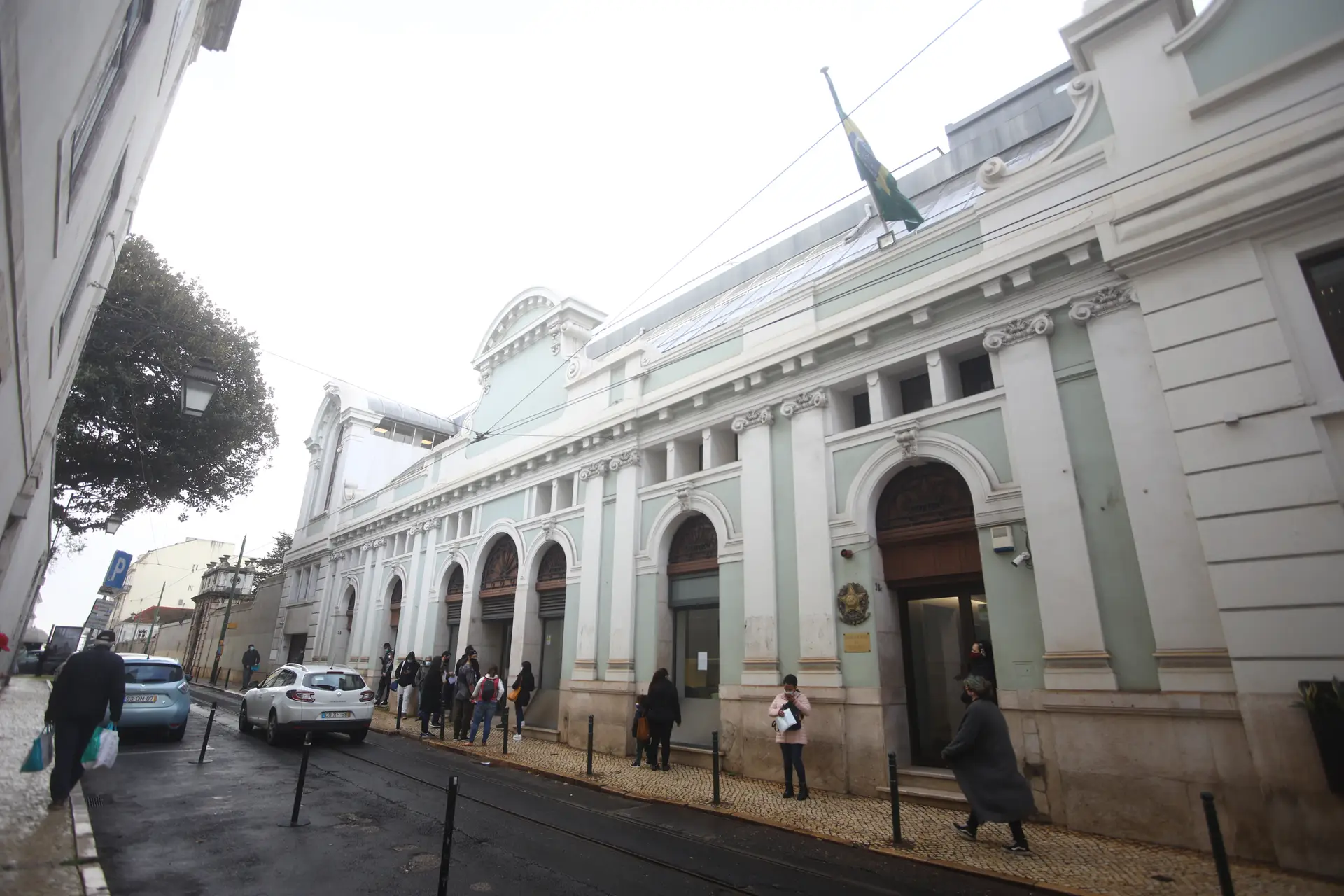As filas à porta do Consulado-Geral do Brasil em Lisboa, na Rua António Maria Cardoso