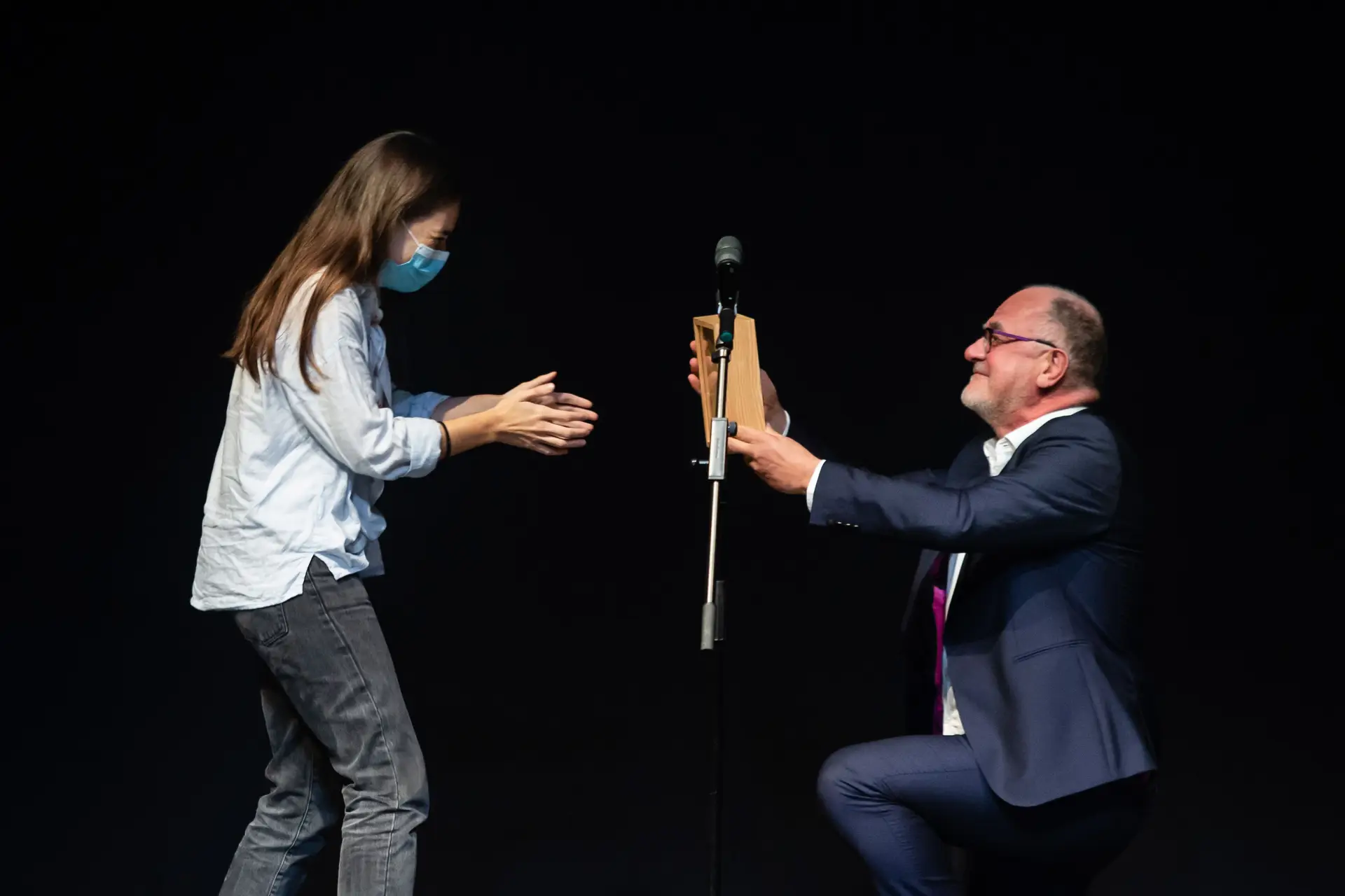 Sara Barros Leitão recebe o galardão das mãos de Steven Braekeveldt, CEO do Grupo Ageas Portugal