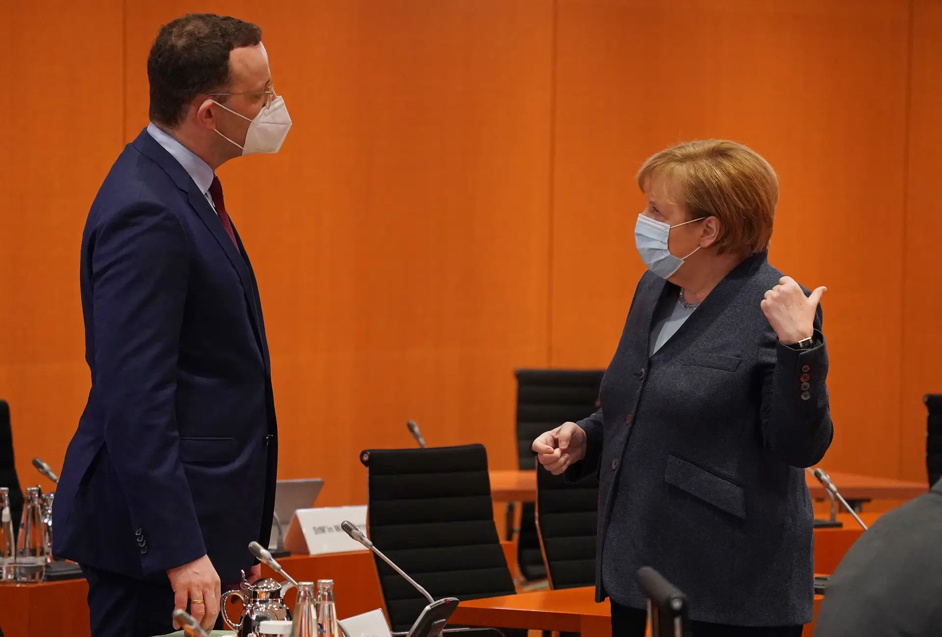 O ministro Jens Spahn e a chanceler Angela Merkel