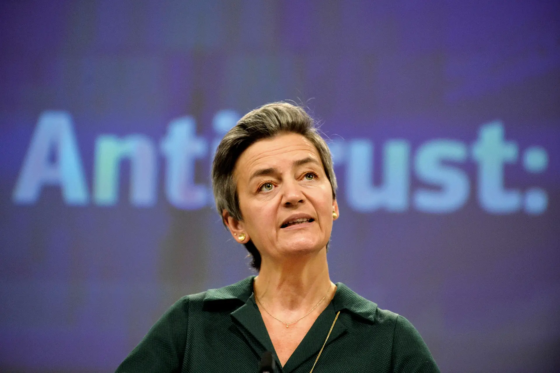 A poderosa comissária da Concorrência, Margrethe Vestager, assegurou esta terça-feira que tem trabalhado com o governo português para garantir a viabilização da TAP