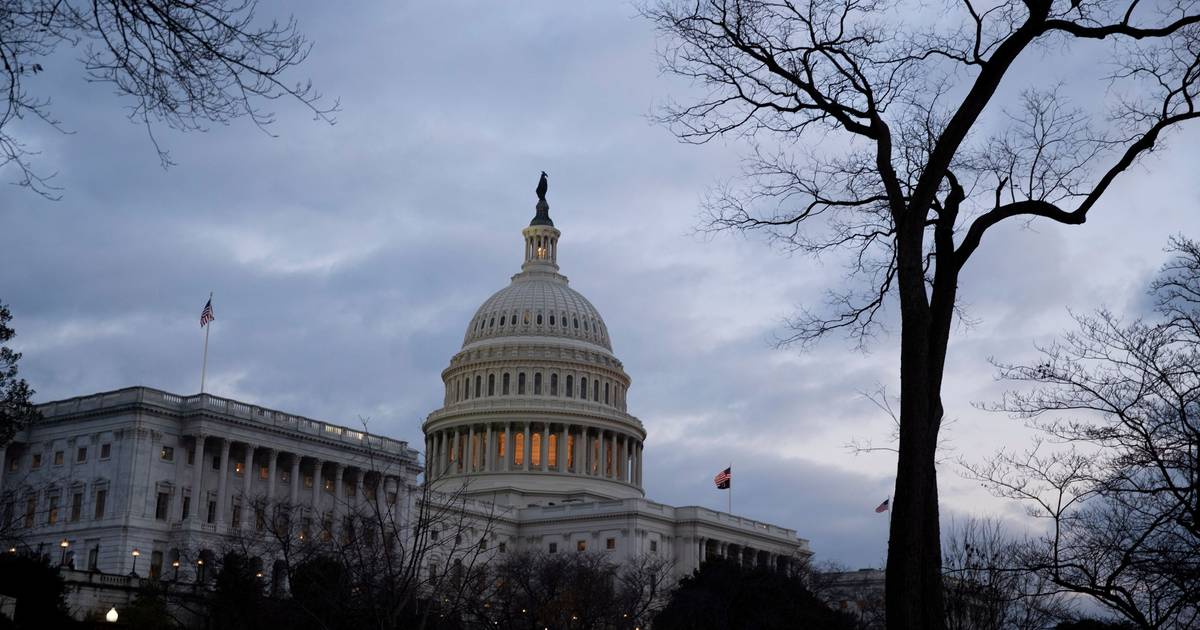 Democratas cedem e apoiam lei orçamental para evitar paralisação do Governo dos EUA