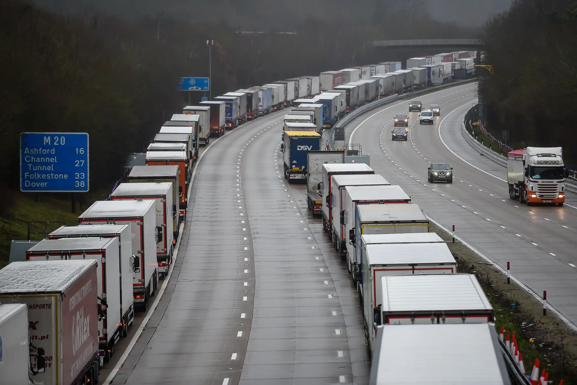 Não é certo quantos camiões e seus condutores possam estar neste momento retidos no Reino Unido. A BBC falava em 1500 só na M20, a principal autoestrada que liga o país ao porto de Dover, no sudeste, mas alguns membros do setor de transportes dizem que esse número pode estar próximo dos 4000, contando com os que se acumulam em outras estradas para o distrito de Kent
