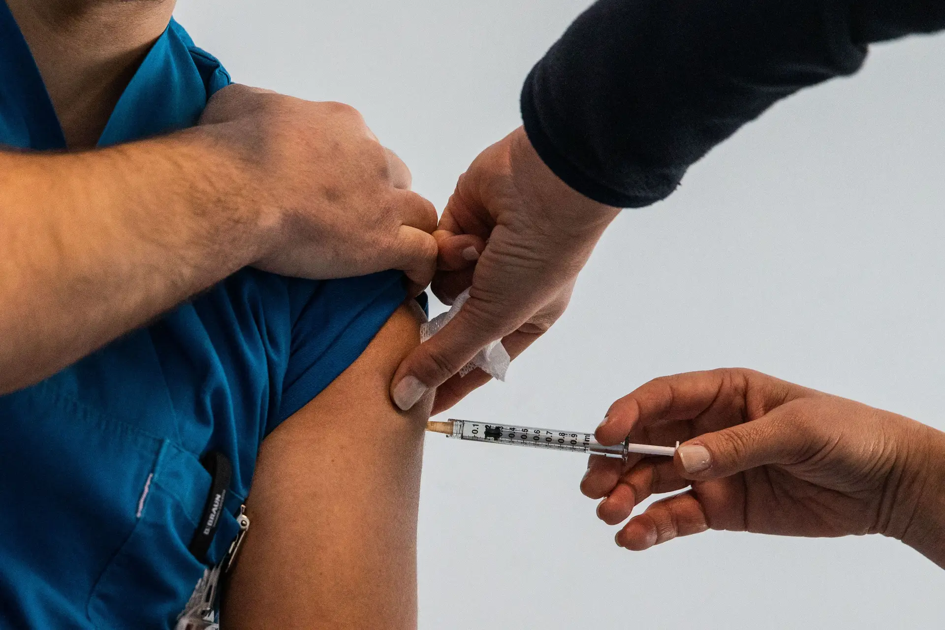Covid-19. 32 mil vacinados em Portugal, quase um milhão no Reino Unido (onde a espera pela 2.ª dose é de 12 semanas), 432 em França
