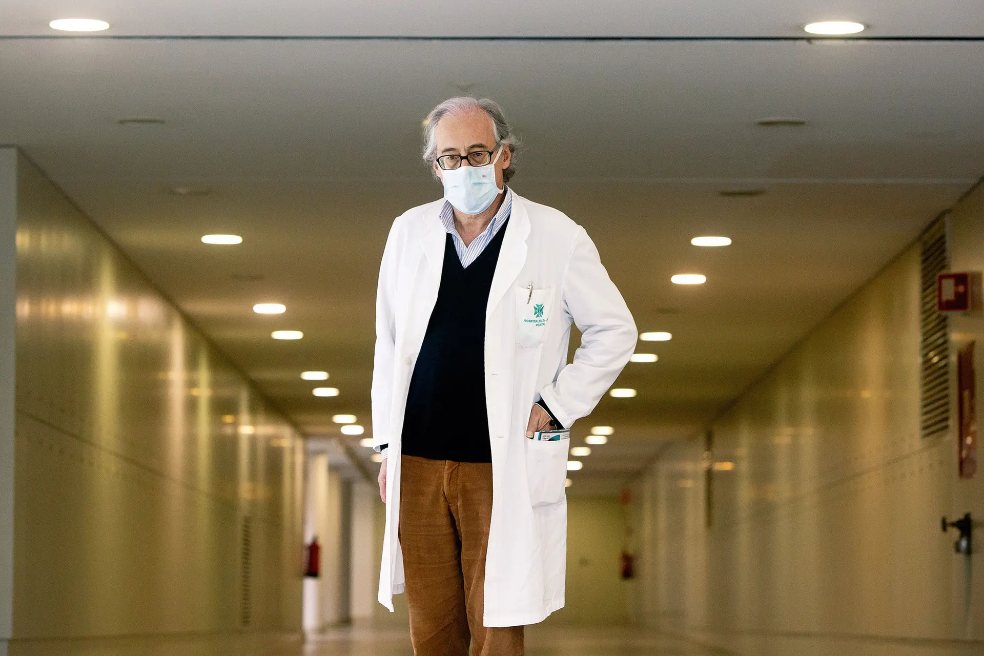 “O coronavírus está a assustar mais do que a sida”: a entrevista ao primeiro vacinado quando a covid ainda estava no começo