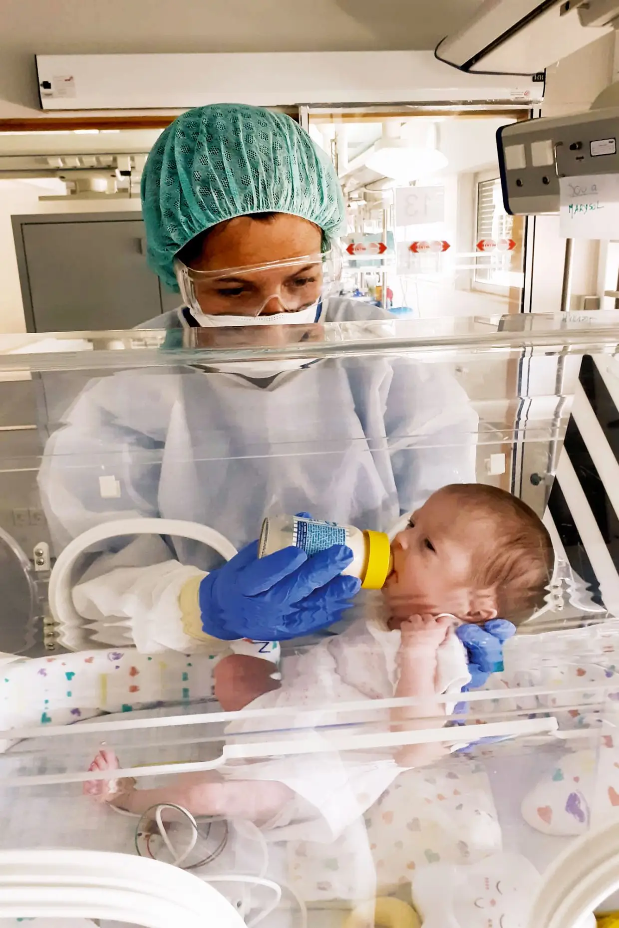 <p class="legenda"><span class="arranque"><span style="color:#00617d"> Angústia</span></span> O primeiro mês e meio da vida de Marysol foi difícil para a família e para a equipa médica do Hospital de São Francisco Xavier. A primeira criança em Portugal a nascer infetada pelo novo coronavírus precisou de ser ventilada e de recorrer a uma terapêutica experimental para a covid-19. Somente ao 63º dia a bebé recebeu um teste negativo para a presença do SARS-CoV-2, mas continuará a ser um caso raro e digno de estudo <span class="creditofoto">fotografias Arquivo da família” src=”https://images.impresa.pt/expresso/2020-12-28-d2d09fb1-dd92-405a-95bd-af29c8e77088_T-_IDP.jpg/2×3/mw-1240″></p><p><em><strong>ANGÚSTIA</strong> O primeiro mês e meio da vida de Marysol foi difícil para a família e para a equipa médica do Hospital de São Francisco Xavier. A primeira criança em Portugal a nascer infetada pelo novo coronavírus precisou de ser ventilada e de recorrer a uma terapêutica experimental para a covid-19. Somente ao 63º dia a bebé recebeu um teste negativo para a presença do SARS-CoV-2, mas continuará a ser um caso raro e digno de estudo – <sub>FOTOGRAFIAS ARQUIVO DA FAMÍLIA</sub></em></p><p><img decoding=